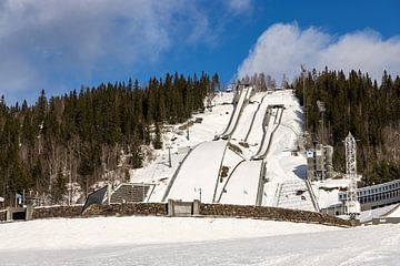 Sneeuwbedekte Skischansen in Lillehammer, Noorwegen