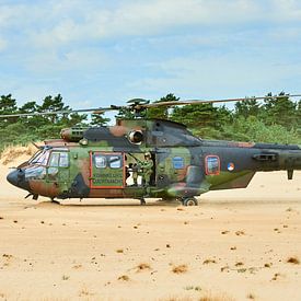 Cougar helikopter in zandverstuiving van Jenco van Zalk