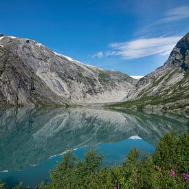 Kleurrijk gletsjermeer van de Nigardsbreen glesjer in Noorwegen van Patrick Verhoef