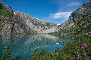 Kleurrijk gletsjermeer van de Nigardsbreen glesjer in Noorwegen