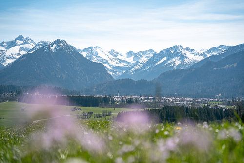Lente met sneeuw in de Allgäuer bergen en uitzicht op Oberstdorf