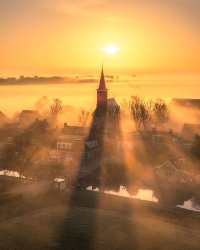 Lever de soleil sur Tjerkwerd - Village ecclésiastique dans le brouillard doré