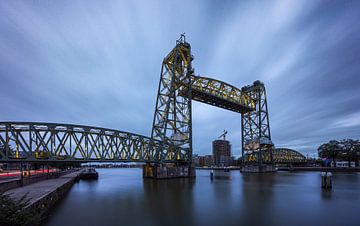 De Rotterdamse Hef: Majestueus Onder een Dreigende Wolkenlucht van Hevonax Photography