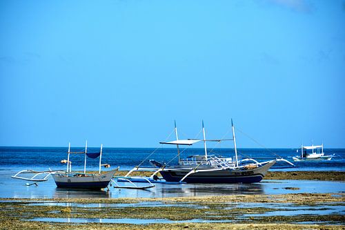 Traditionele boten op het strand van El Nido