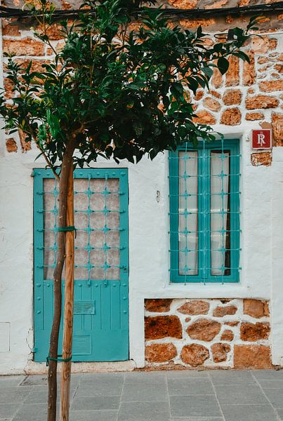 türkisfarbene Tür und Fenster blau| süßes kleines Haus auf Ibiza | bunte Reisefotografie von Lisanne Koopmans