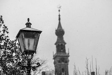 Ouderwetse lantaarn Veere in de sneeuw (zwart/wit) van Percy's fotografie