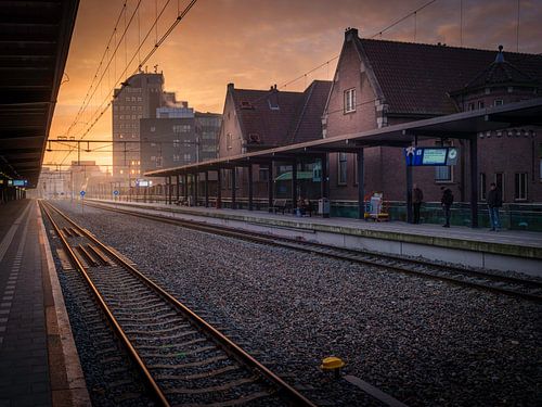 Het centraalstation van Deventer in de vroege ochtend met zonlicht