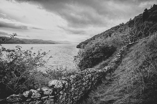 Loch Ness in Schotland. Verlaten idylle bij de stenen muur van Urquhart Castle.