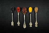 Kruiden en specerijen met vintage lepels