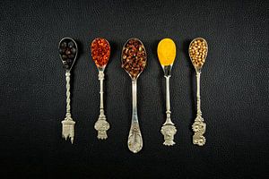 Gewürze mit alten Löffeln