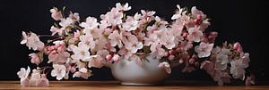 Een vaas met roze en witte bloemen op een houten tafel van Animaflora PicsStock