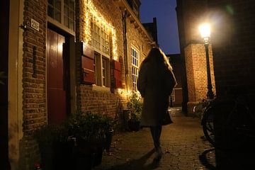 Vrouw in Jacobskerksteeg Utrecht van Nicole Van Stokkum