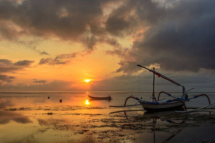 Sunrise in Sanur (Bali, Indonesie) van Ardi Mulder