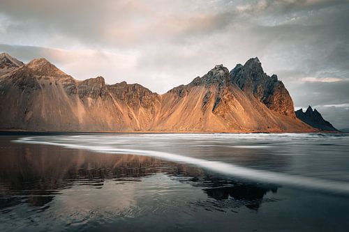 Stokksnes bij zonsopkomst – IJslands berglandschap in spiegeling
