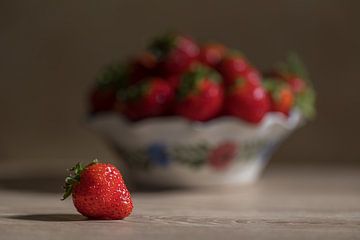 Stilleben mit einer Erdbeere in Nahaufnahme von John van de Gazelle