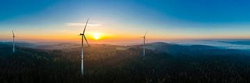 Luchtfoto van het windmolenpark in het Schurwald bij zonsondergang