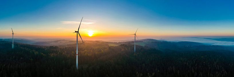 Luchtfoto van het windmolenpark in het Schurwald bij zonsondergang van Werner Dieterich