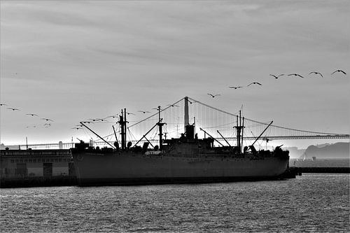 Un bateau au coucher du soleil