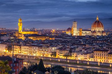 Skyline van Florence met de Duomo en het Palazzo Vecchio op het blauwe uur van Stefano Orazzini