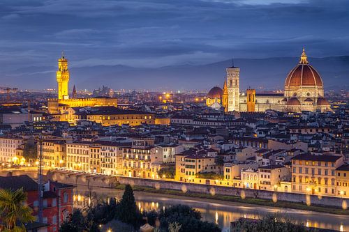 Skyline van Florence met de Duomo en het Palazzo Vecchio op het blauwe uur