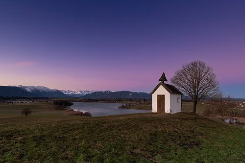 La petite chapelle avec vue sur le lac Riegsee tôt le matin, Aidling