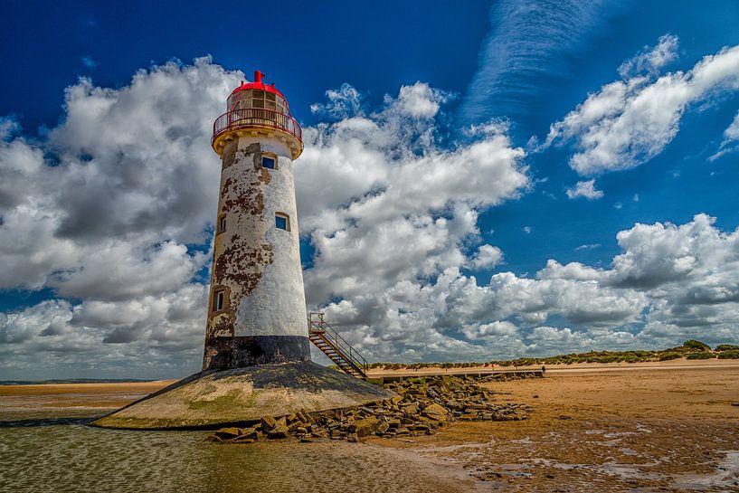 Point of Ayr Lighthouse in Wales op drooggevallen strand. van Leon Okkenburg