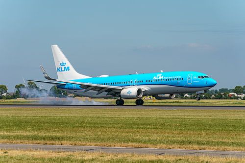 Landende KLM Boeing 737-800 passagiersvliegtuig.