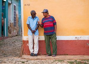 Einheimische in den Straßen von Trinidad, Kuba von Teun Janssen