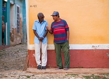 Locals in de straten van Trinidad, Cuba van Teun Janssen