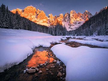 Alpenglühen an einem kalten Winterabend in den Dolomiten von Daniel Gastager