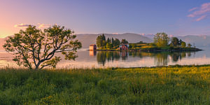 Panorama und Sonnenaufgang auf Omaholmen, Hardangerfjord, Vestland, Norwegen