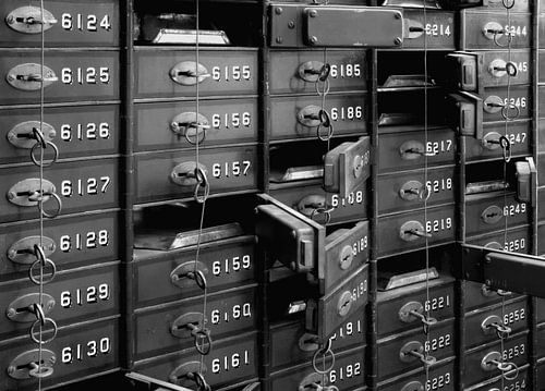 les casiers numérotés d'une ancienne banque qui ne sont plus utilisés.