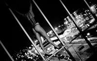 Vrouw in lingerie voor het raam