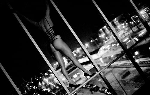 Vrouw in lingerie voor het raam