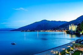 Vue du lac de Côme depuis Gravedona sur Andreas Völkel