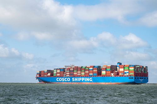 Containerschip verlaat de haven van Rotterdam voor de open Noordzee