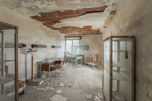 medical room in abandoned hospital by Ivana Luijten