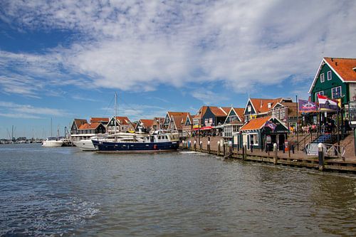 Blick auf die Promenade in Volendam, Niederlande.