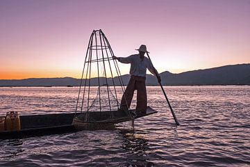 Traditionele vissersboot op het Inle Lake in Myanmar bij zonsondergang van Eye on You