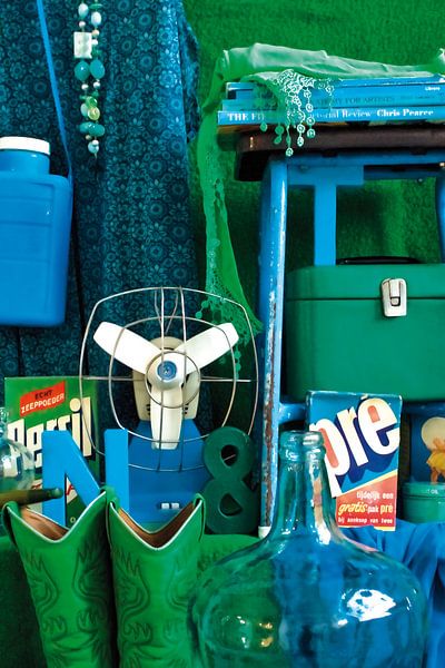 Stilleven  met groene en blauwe retro spulletjes. van Therese Brals