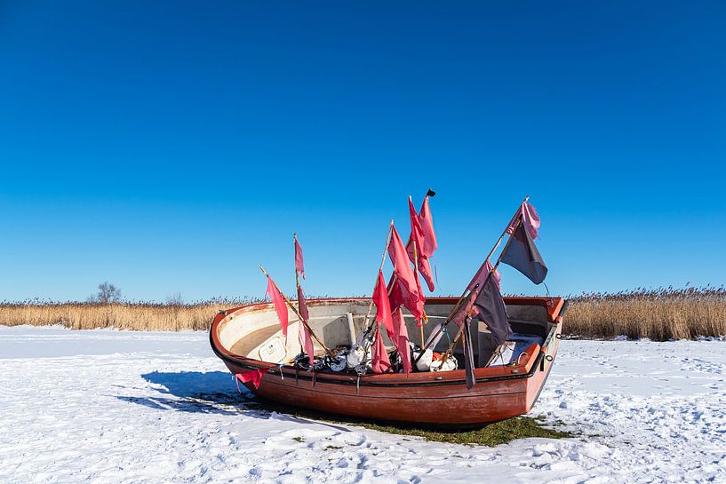 Fischerboot im Hafen von Althagen am Bodden auf dem Fischland-Darß im Winter von Rico Ködder