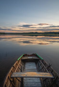 Bateau en bois dans un lac au nord de la Suède