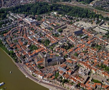 1990: Historische luchtfoto van de stad Deventer van Frans Rombout