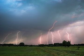 Starkes Gewitter mit Blitzeinschlägen von Menno van der Haven