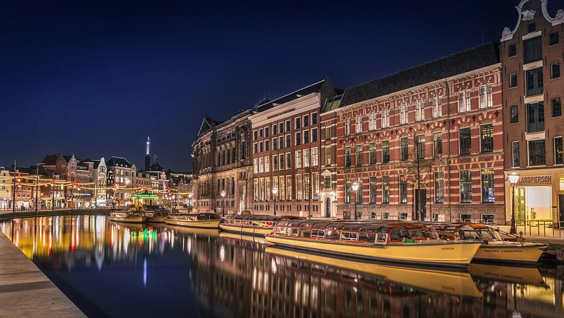 Boote auf dem Rokin in Amsterdam am Abend von Bart Ros