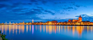 Skyline de la ville de Kampen au bord de la rivière IJssel en soirée sur Sjoerd van der Wal Photographie