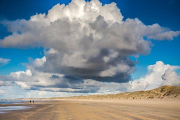 Wolken boven het Noordzeestrand van eric van der eijk