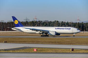 Le Boeing 777F de Lufthansa Cargo (D-ALFB). sur Jaap van den Berg