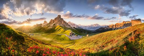 Zonsondergang in de Alpen bij Passo Giau in de Dolomieten