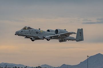 Een Fairchild Republic A-10 Thunderbolt II is opgestegen vanaf Nellis Air Force Base tijdens de Avia